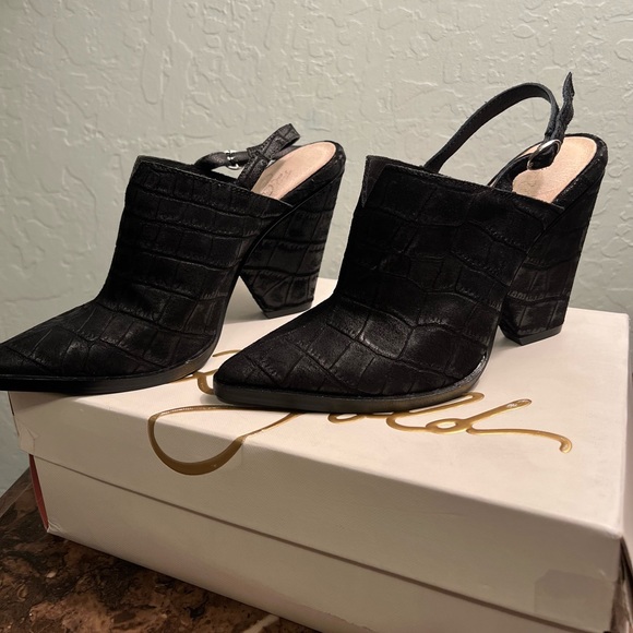 Kim Pointed Toe Slingback Pump
42 GOLD - Picture 4 of 9